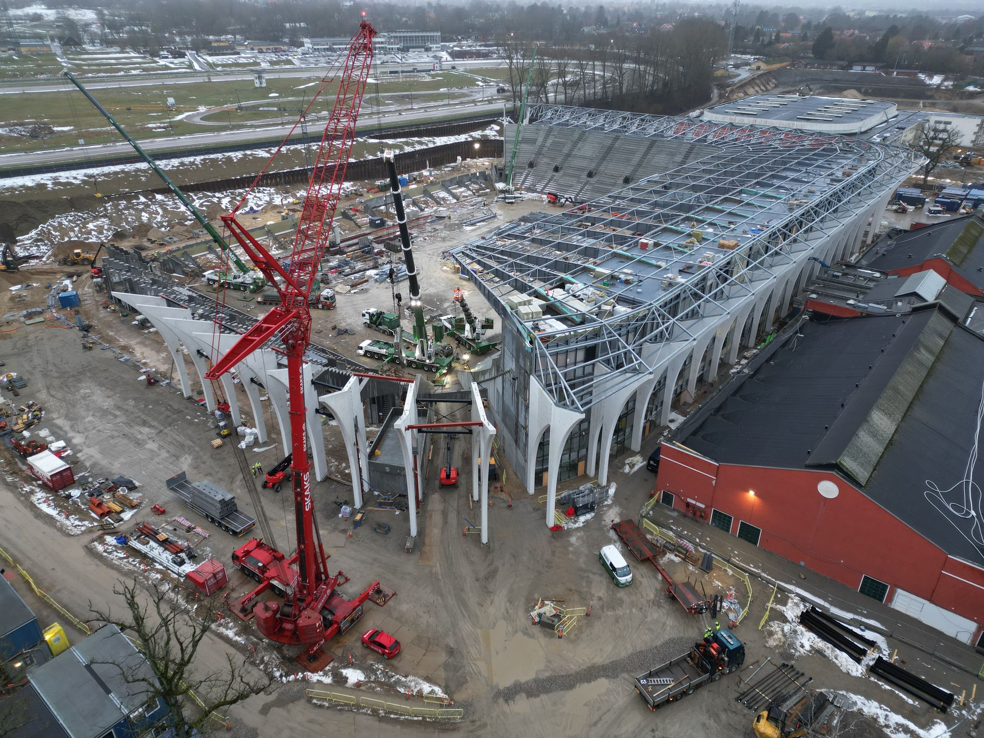 Mobilkraner ved byggeplads for nyt stadion i Aarhus set fra luften