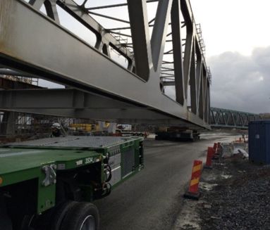 Stor stålbro transporteres på SPMT-vogn under broinstallation i Göteborg