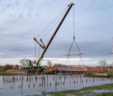 Fredet brosektion løftes med BMS mobilkran over kanalen i Tønder