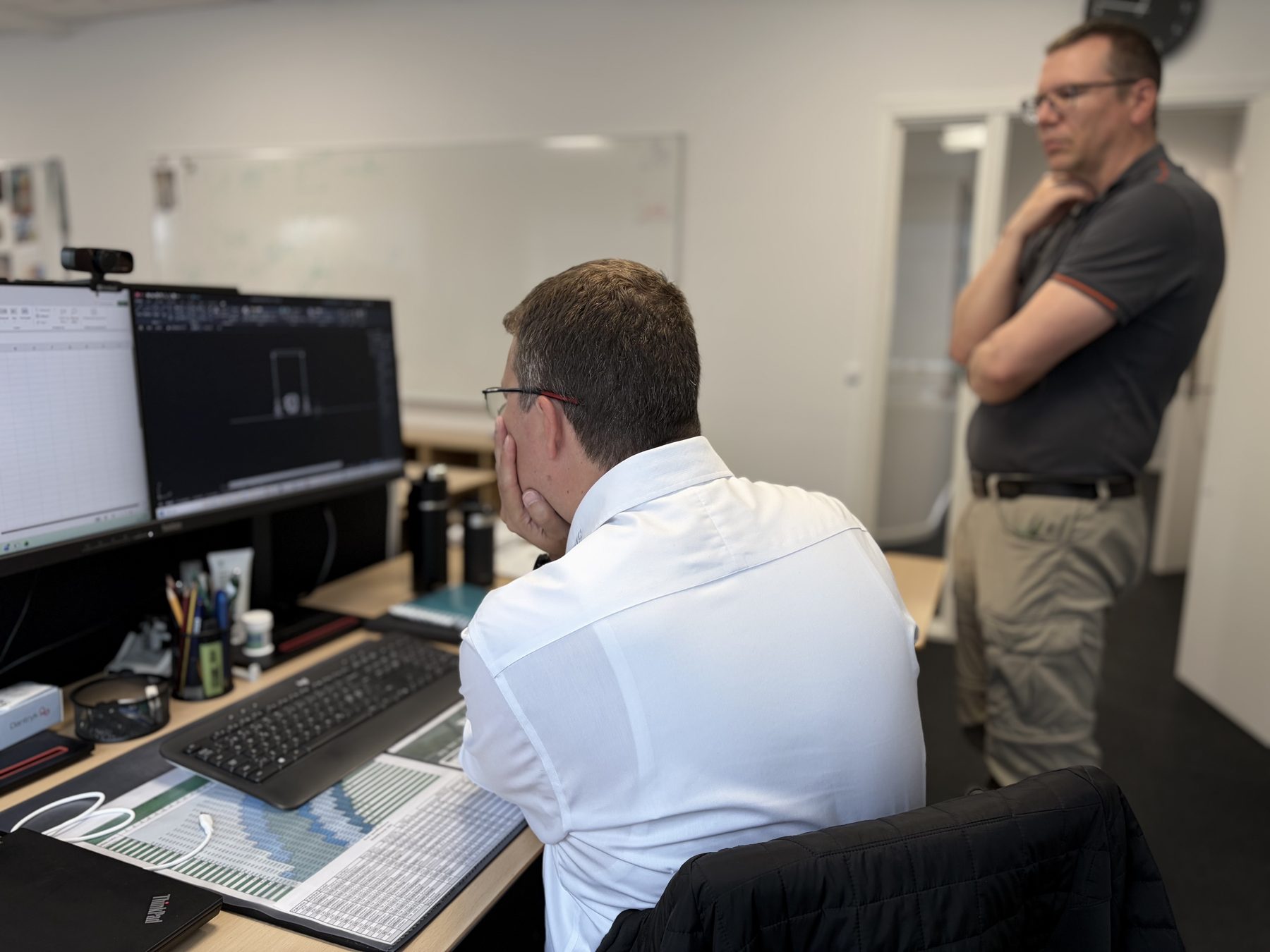 BMS Project & Engineering-medarbejdere samarbejder ved computerskærm