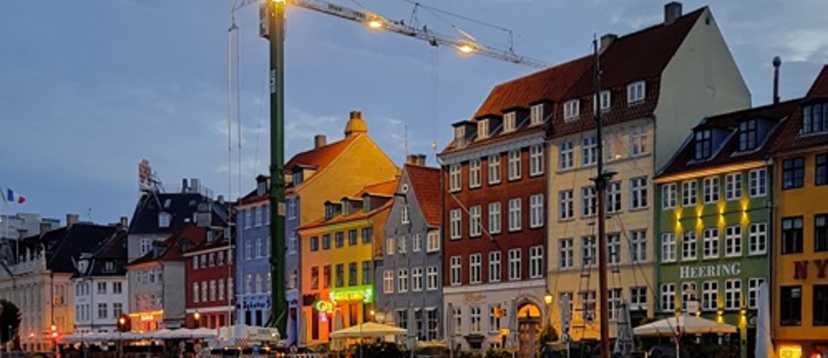BMS kran arbejder mellem de farvede bygninger i Nyhavn