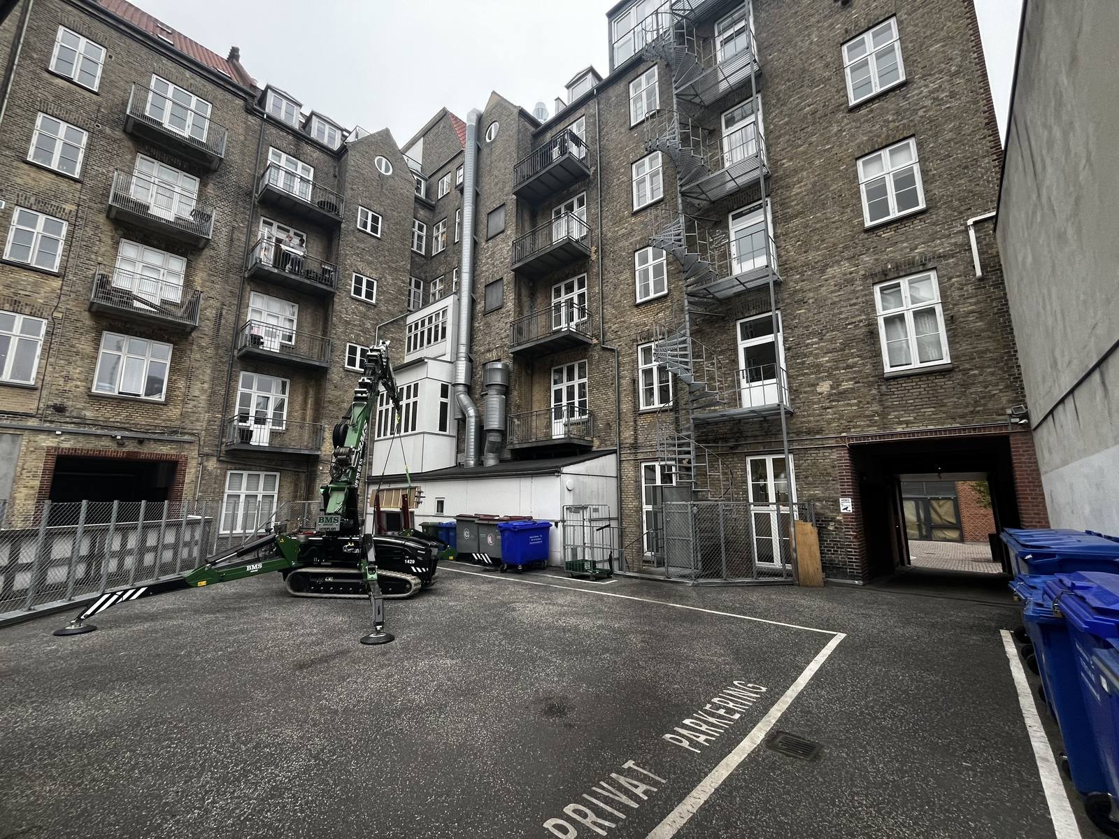 Minikran opstillet i baggård med begrænset plads i Aarhus.