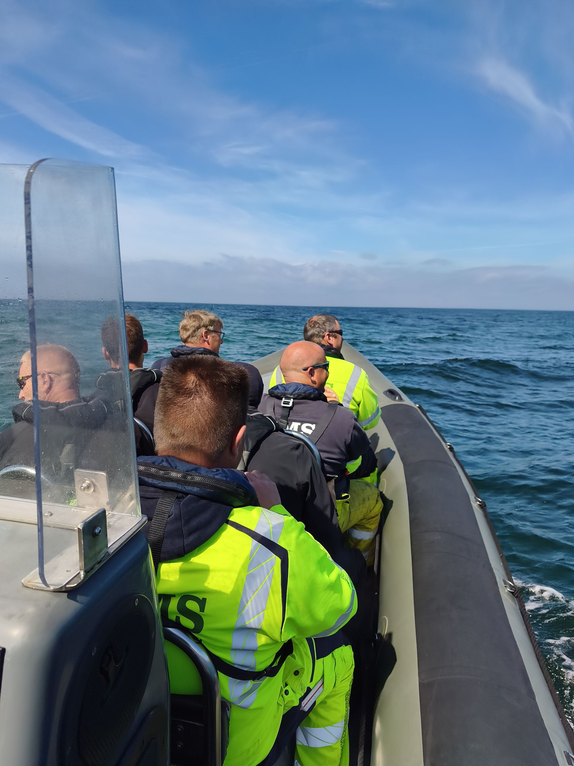 BMS-hold sejler ud til offshore-opgave ved havvindmøller nær Samsø