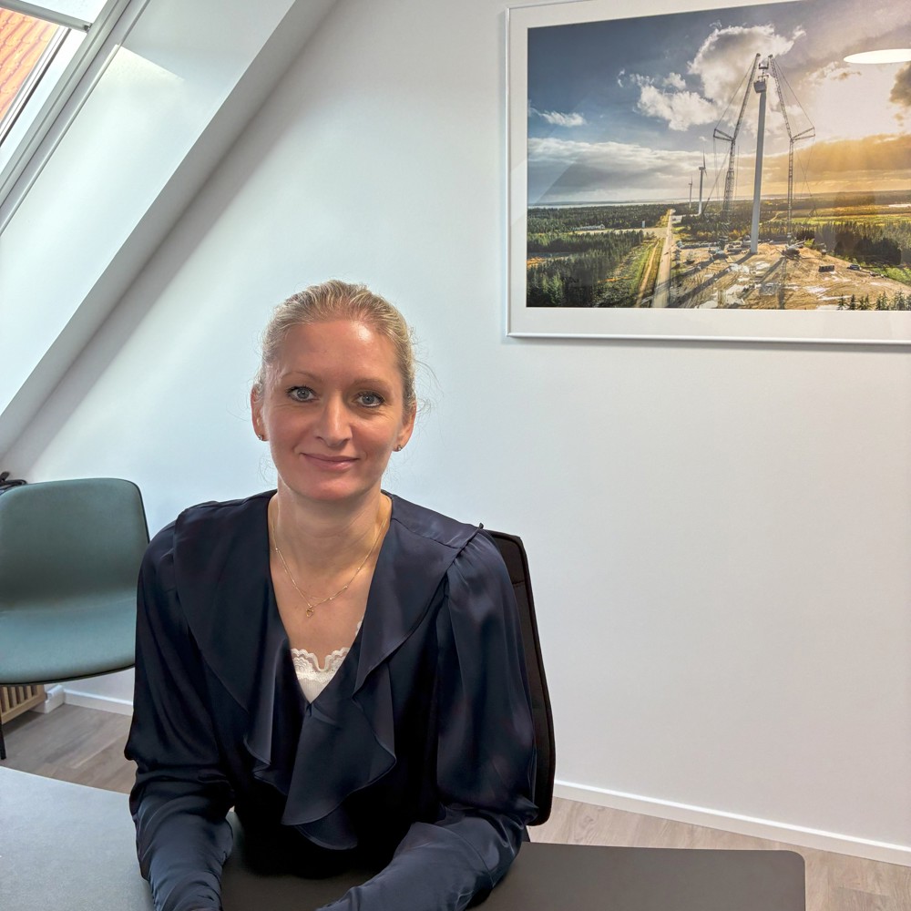 Jette Pedersen, Group Chief Financial ESG Officer på kontoret i Aalborg