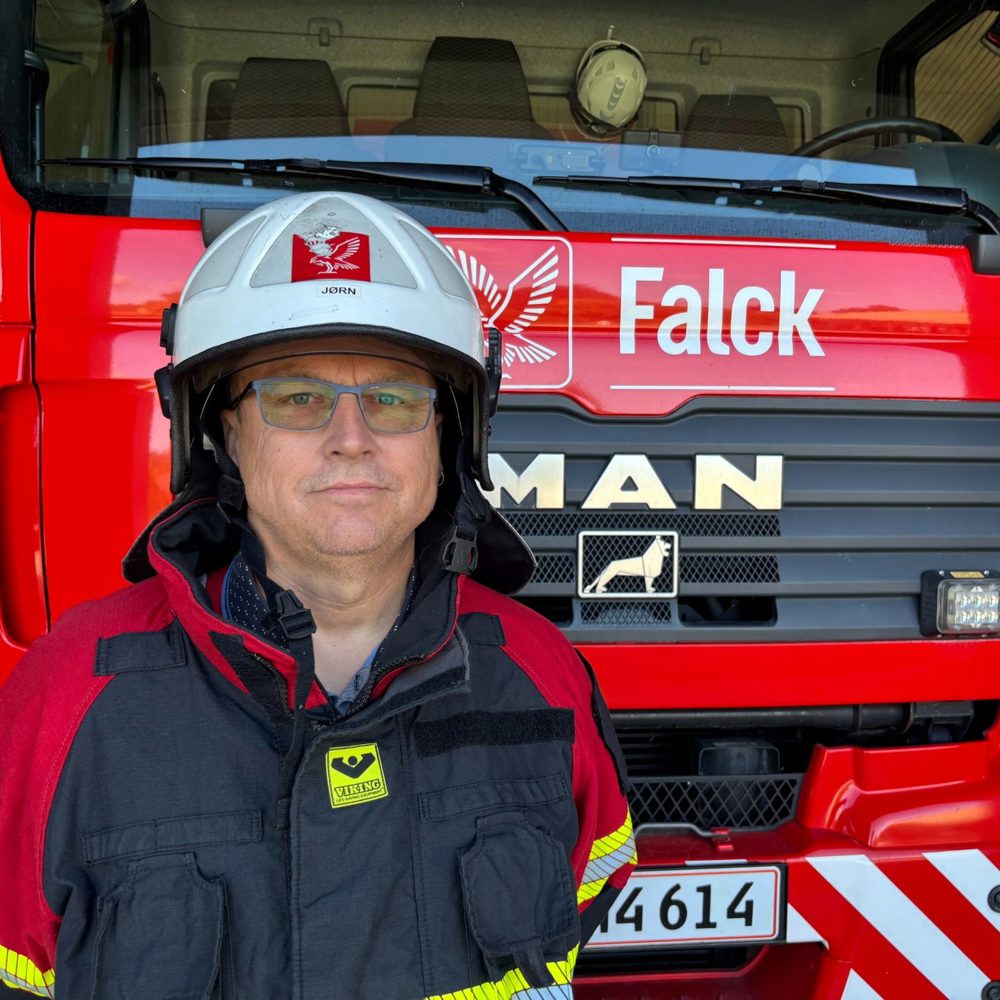 Jørn i sin uniform som frivillig brandmand