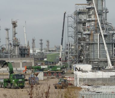 BMS' mobilkran og lastbil klar til shutdown-opgave på Statoil-raffinaderiet