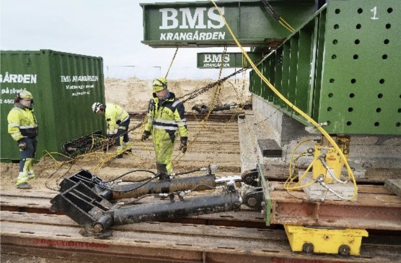 BMS-medarbejdere flytter et 120 år gammelt fyrtårn på skinner