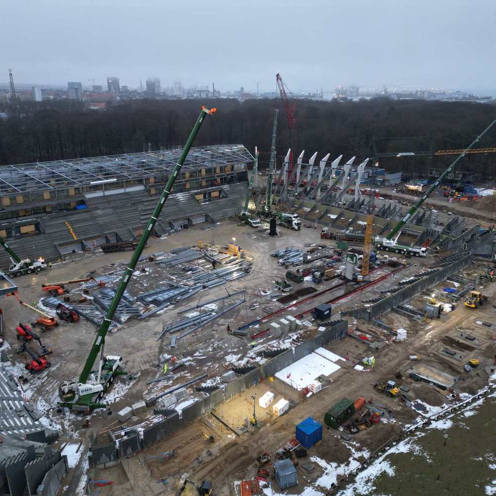 Luftfoto af mobilkraner på byggepladsen for nyt stadion i Aarhus