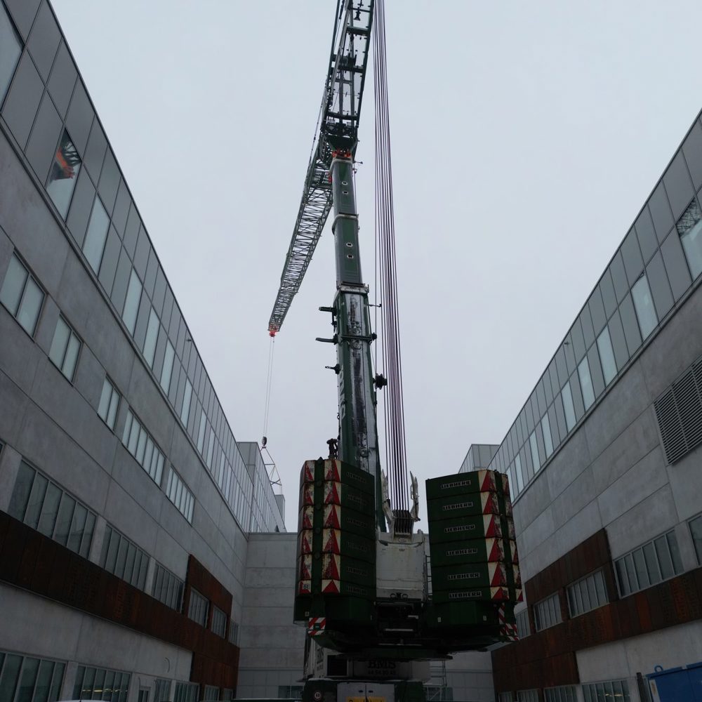 BMS-mobilkran klargjort til roofbox-løft ved Nyt OUH
