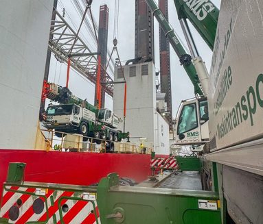 Mobilkran hejst ombord på jack-up-fartøjet Wind Discovery