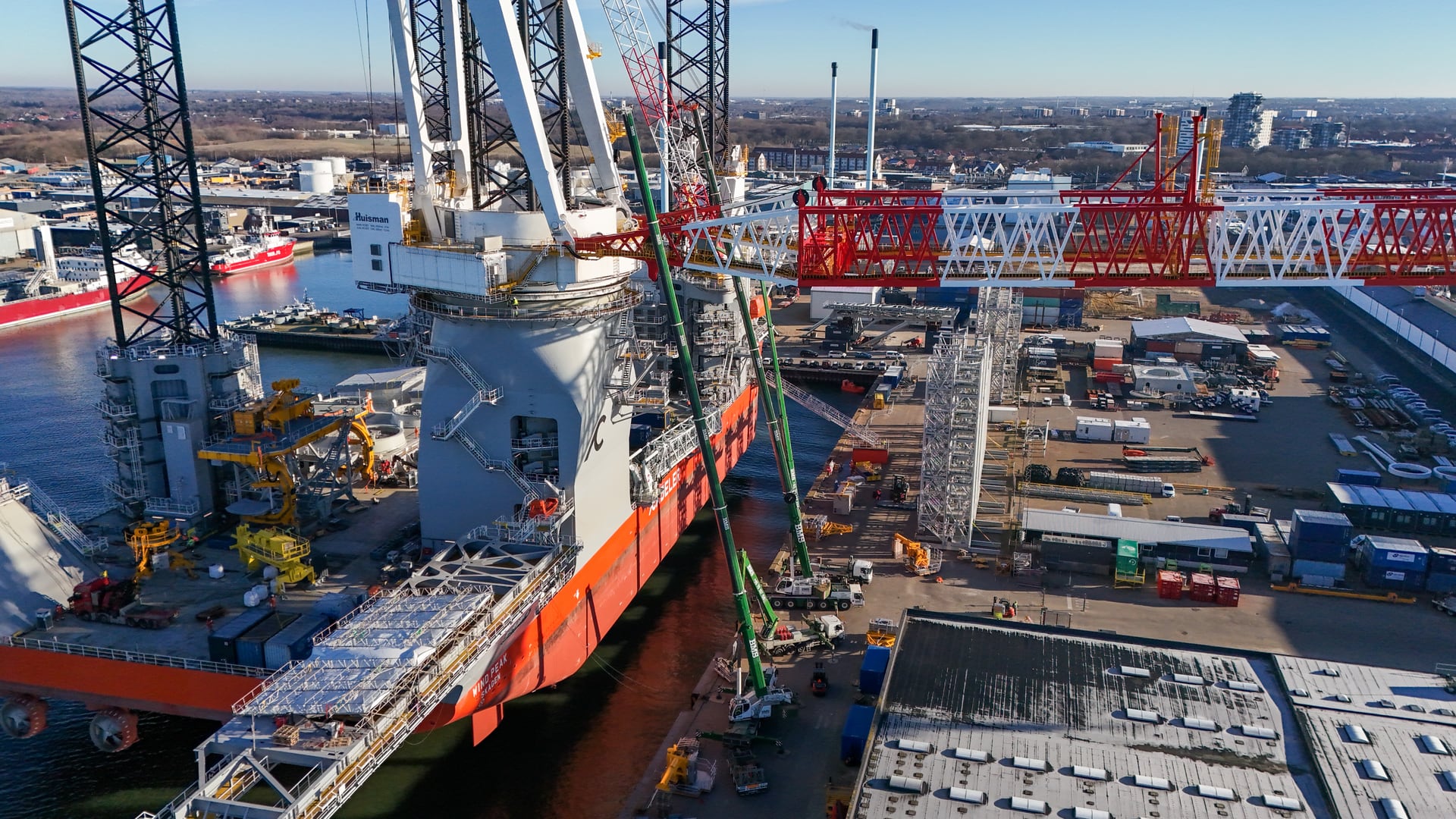 Dronefoto af WIND PEAK i Esbjerg Havn med BMS kraner på kajen