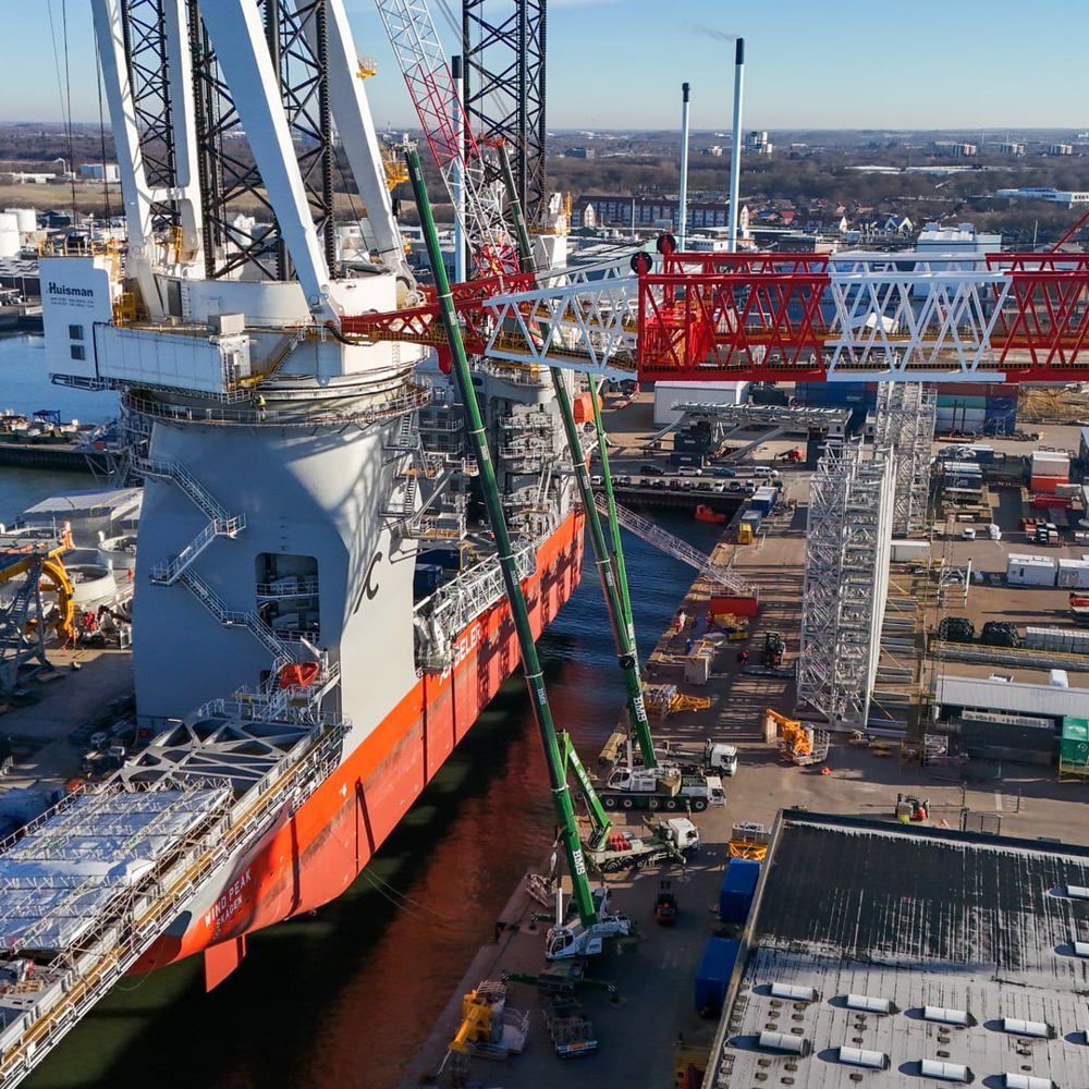 Dronefoto af WIND PEAK i Esbjerg Havn med BMS kraner på kajen