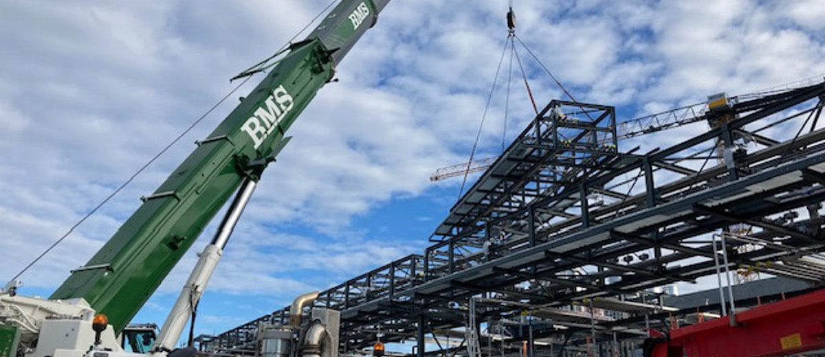 BMS håndterer løft og transport af broelement til infrastrukturprojekt
