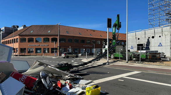 Ulykke med pølsevogn i vejkryds