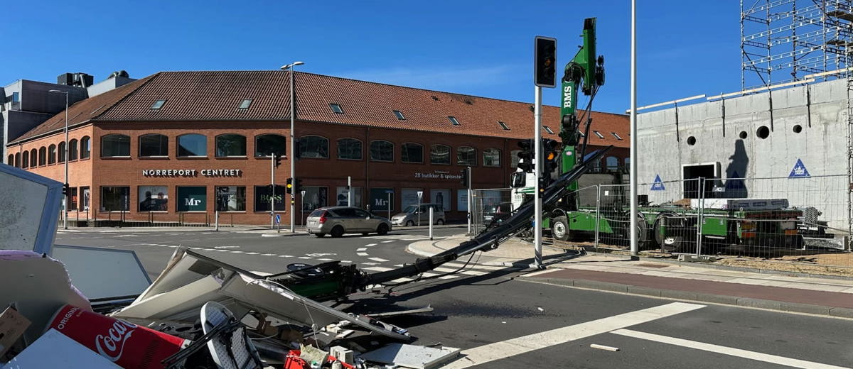 Ulykke med pølsevogn i vejkryds
