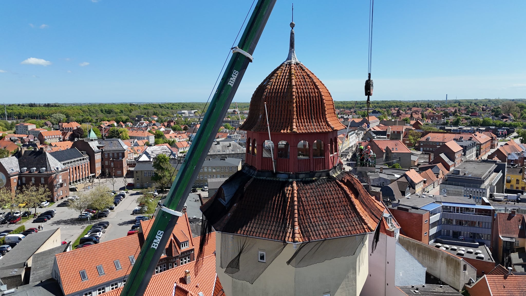 Mandskabskurv løftet op til tagarbejde på vandtårn