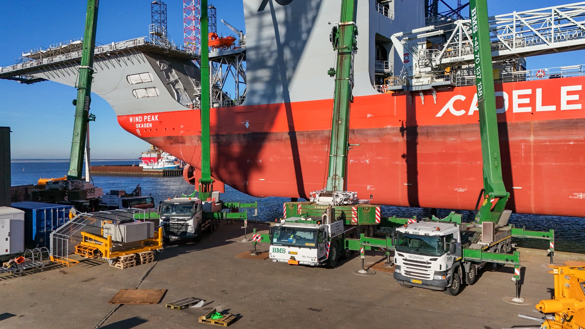 BMS assisterer ved løfteopgave på WIND PEAK i Esbjerg Havn