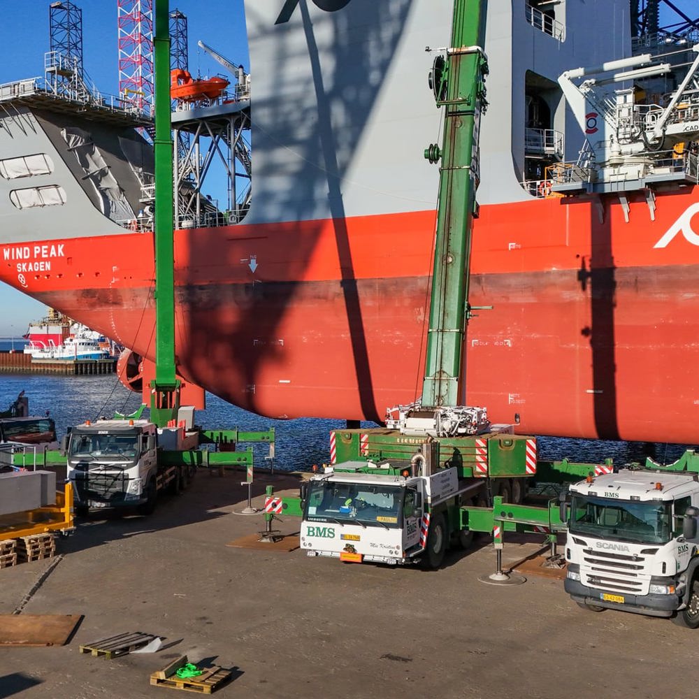 BMS assisterer ved løfteopgave på WIND PEAK i Esbjerg Havn