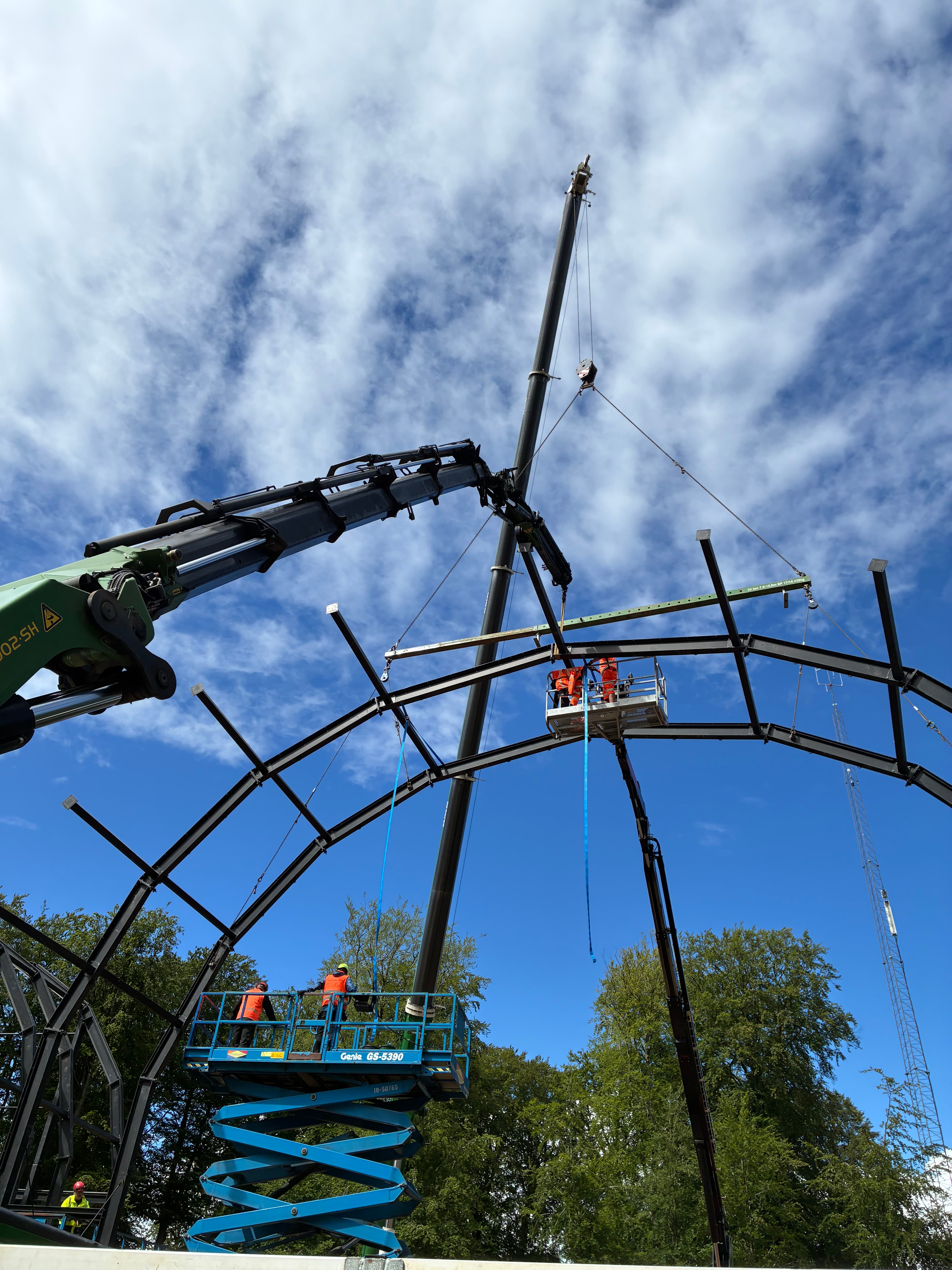Bøgescenens skelet hejses med kran og mandskabskurv