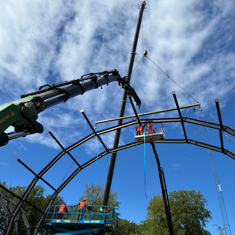 Bøgescenens skelet hejses med kran og mandskabskurv
