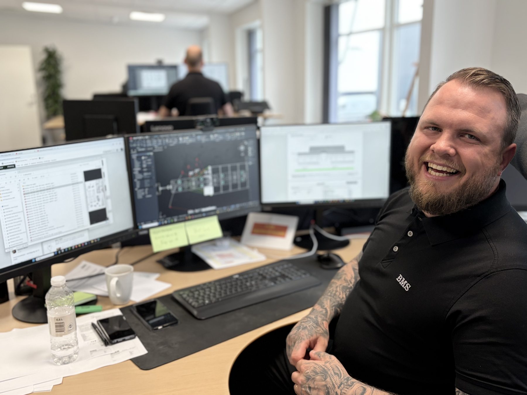 BMS-medarbejder arbejder med tekniske beregninger ved computerskærme