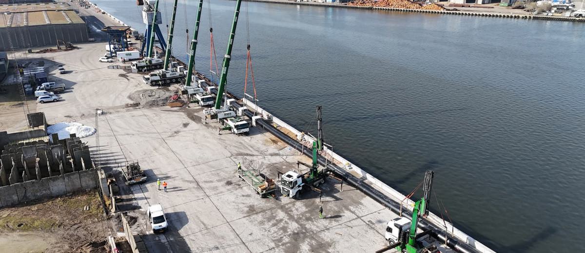 Samløft af 140 meter rør på Kolding Havn med mobilkraner og lastbilkraner