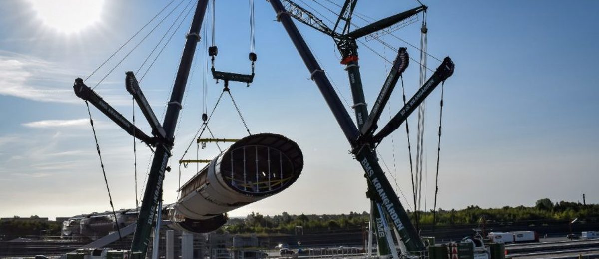To BMS mobilkraner løfter en brosektion ved Køge Nord Station