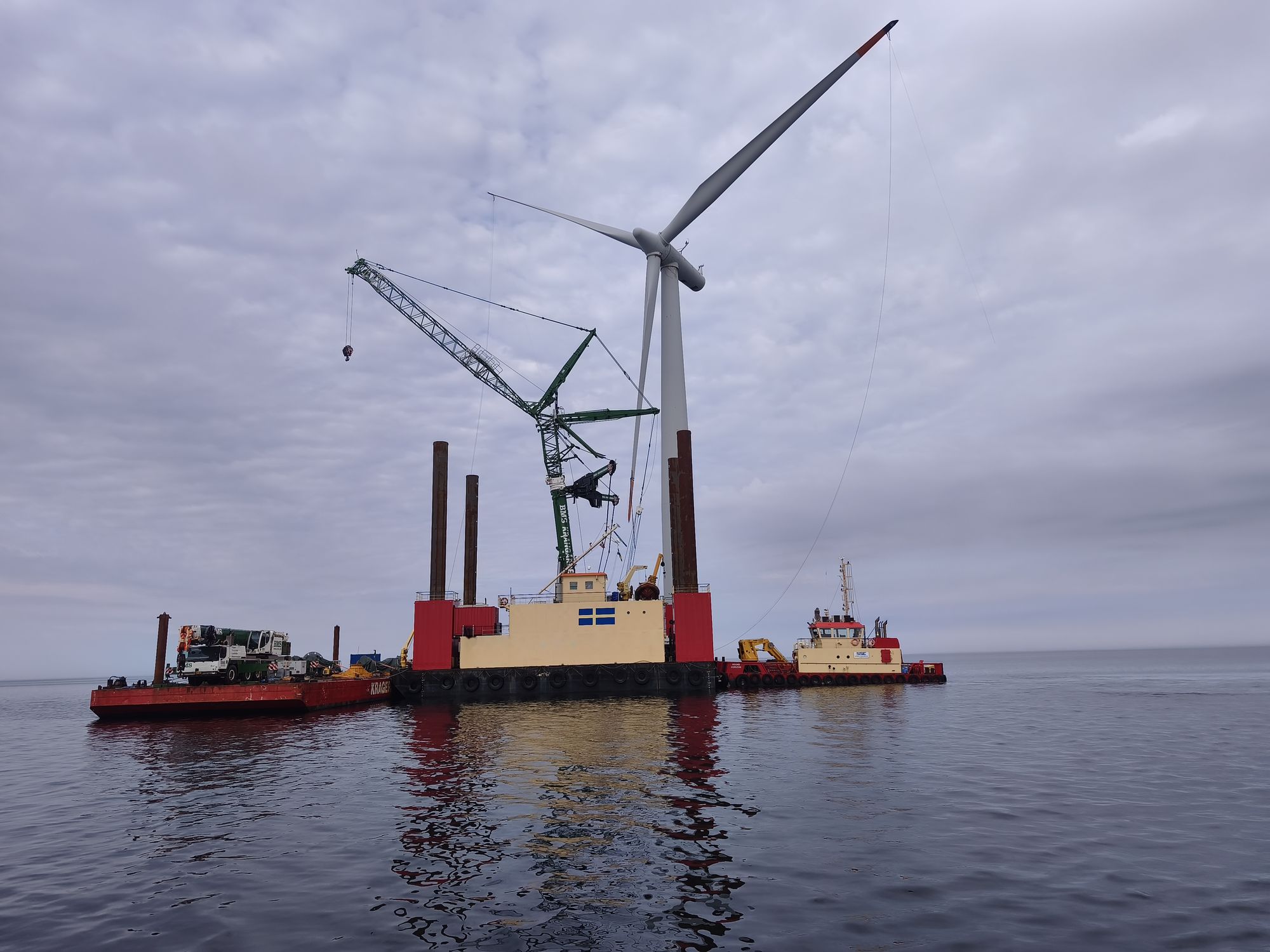 Kraner på jackup-platform under arbejde på havvindmølle nær Samsø