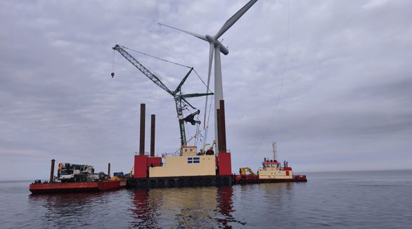 Kraner på jackup-platform under arbejde på havvindmølle nær Samsø