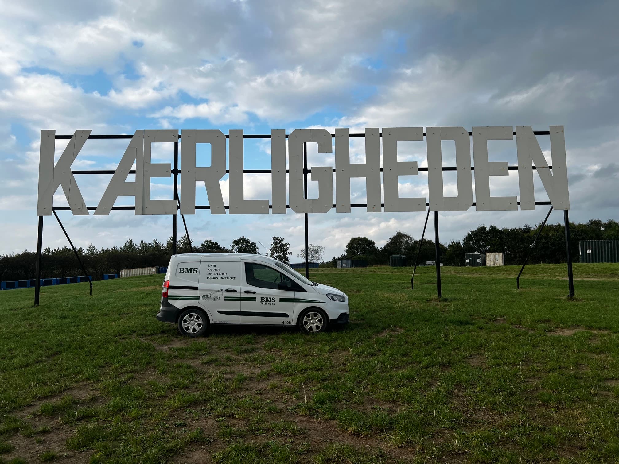 BMS bil foran campskiltet Kærligheden på Smuk fest