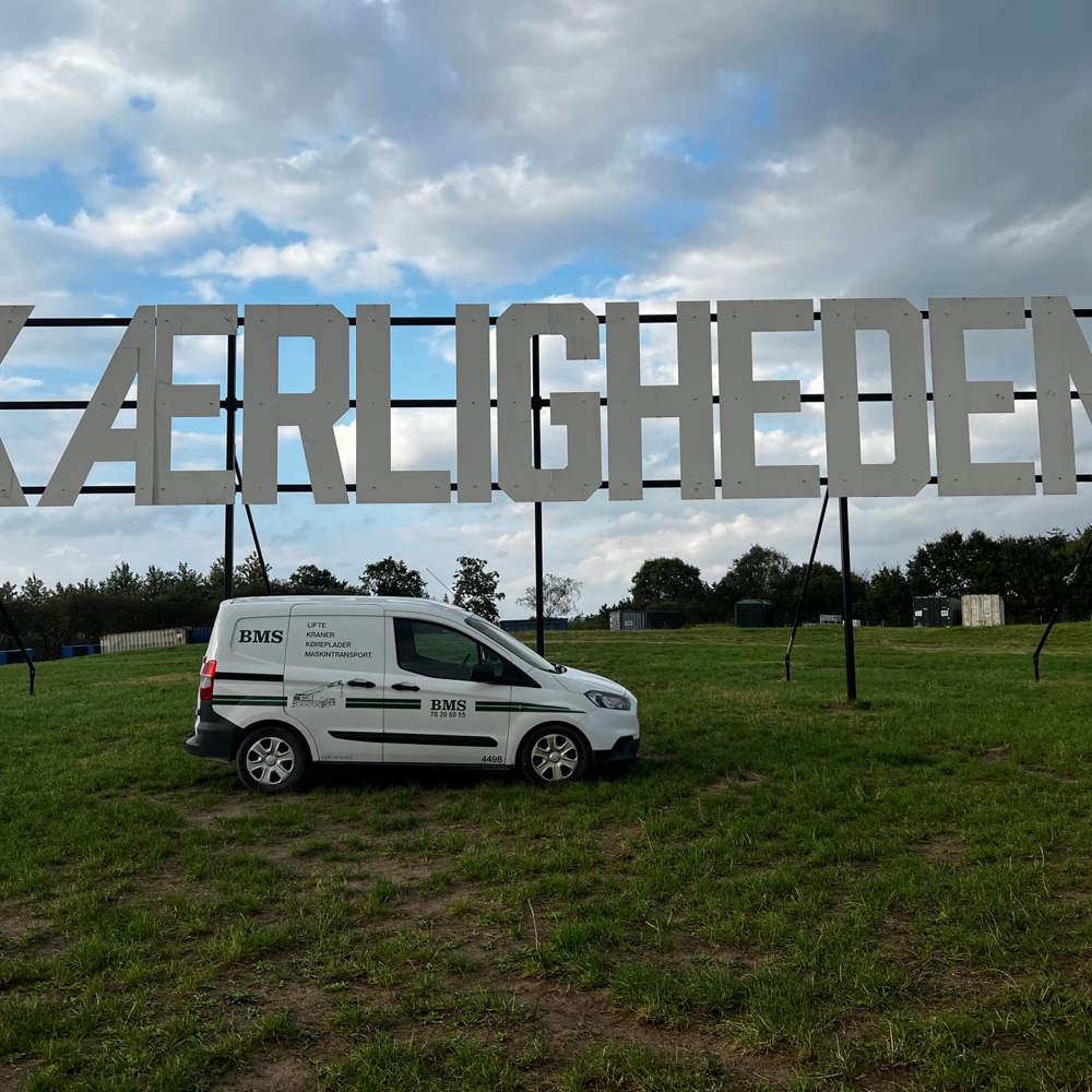 BMS bil foran campskiltet Kærligheden på Smuk fest