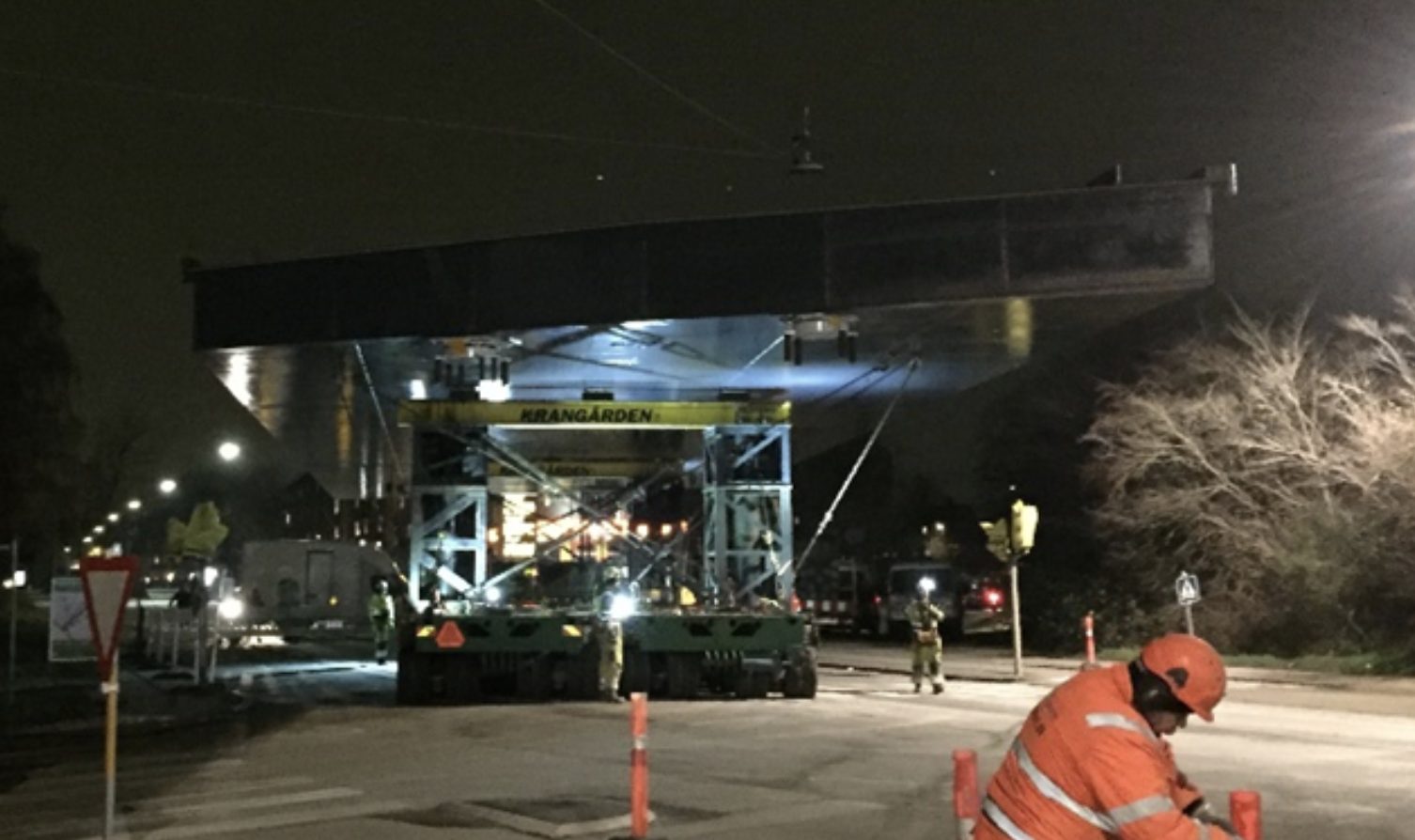 Broelement transporteres om natten gennem Aarhus ved Kulbroen