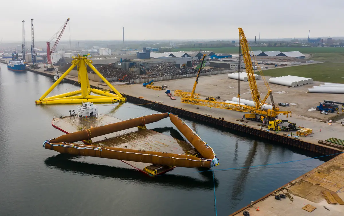 TetraSpar-fundament og trekantet stålkonstruktion ved kajen i Grenaa Havn