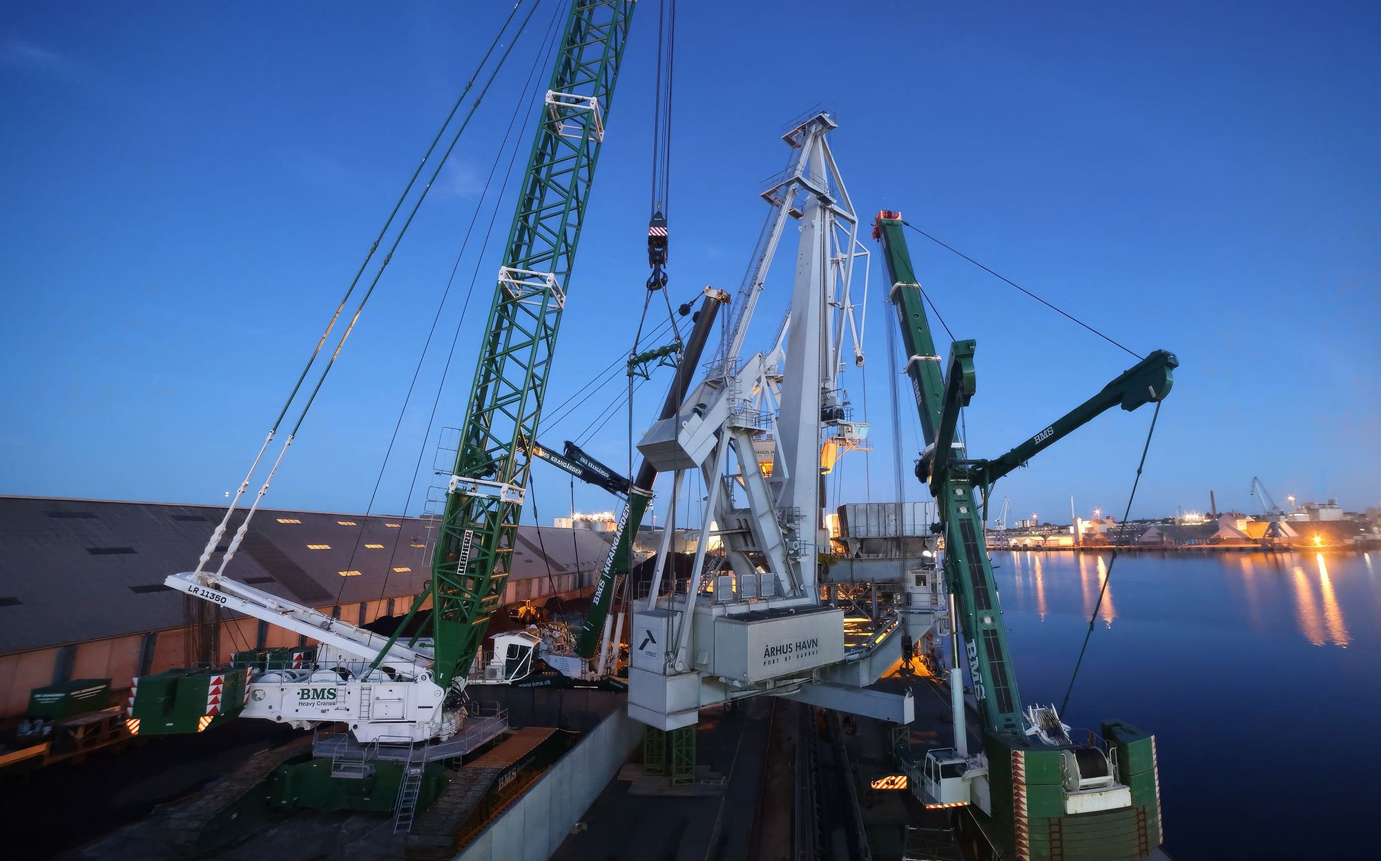 Kraner ved renovering af havnekran i Aarhus havn i aftenlys