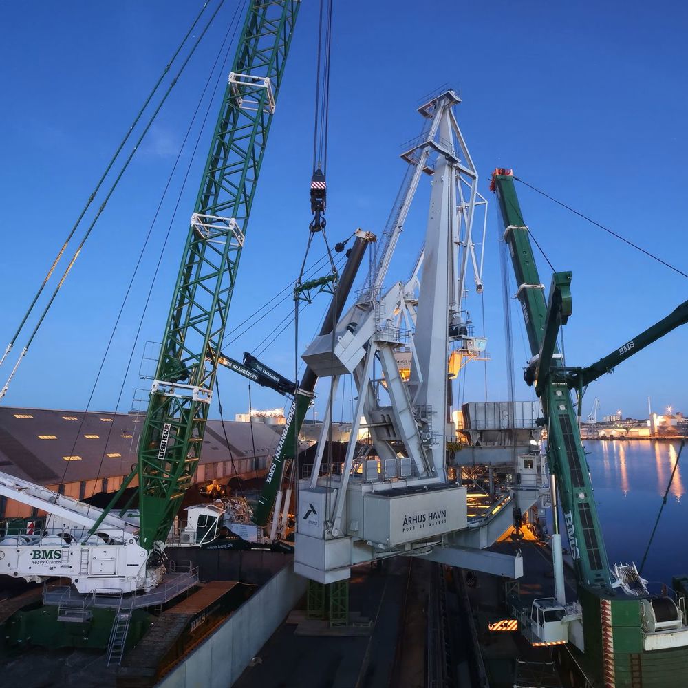Kraner ved renovering af havnekran i Aarhus havn i aftenlys