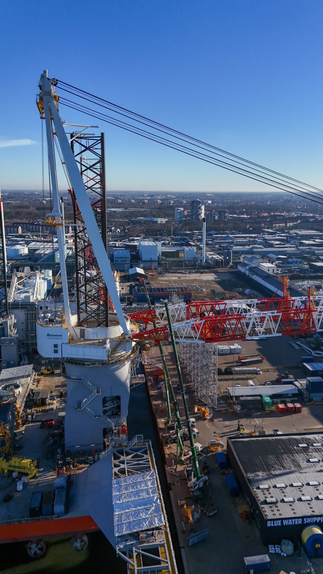 Dronefoto af BMS kraner ved WIND PEAK i Esbjerg Havn