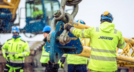 Havator medarbejdere ved kranudstyr i forbindelse med BMS’ og Crane Norway Groups opkøb i 2024