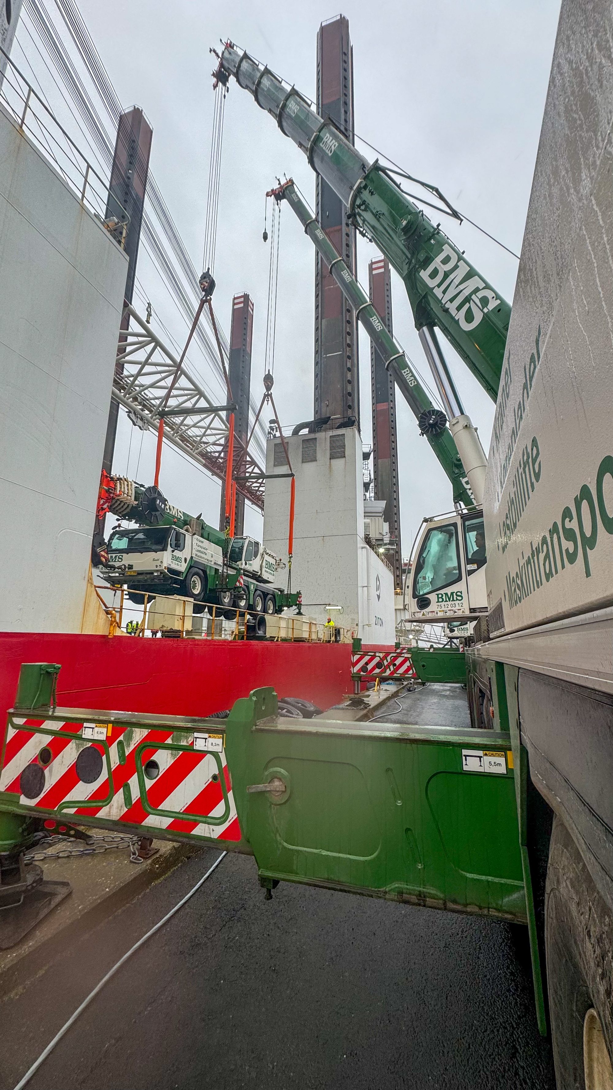 To BMS-mobilkraner losser tredje kran på skib
