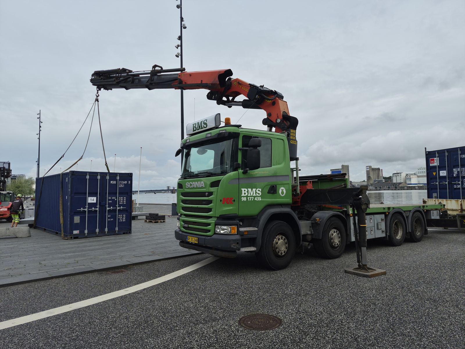 BMS lastbilkran løfter container ved havnen i Aalborg