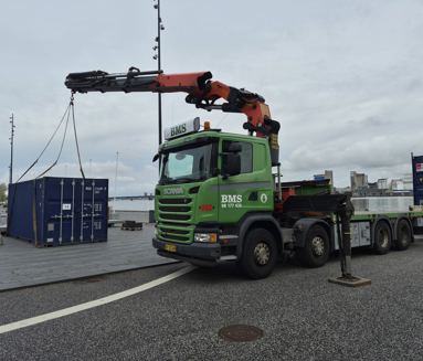 BMS lastbilkran løfter container ved havnen i Aalborg