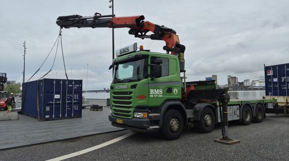 BMS lastbilkran løfter container ved havnen i Aalborg