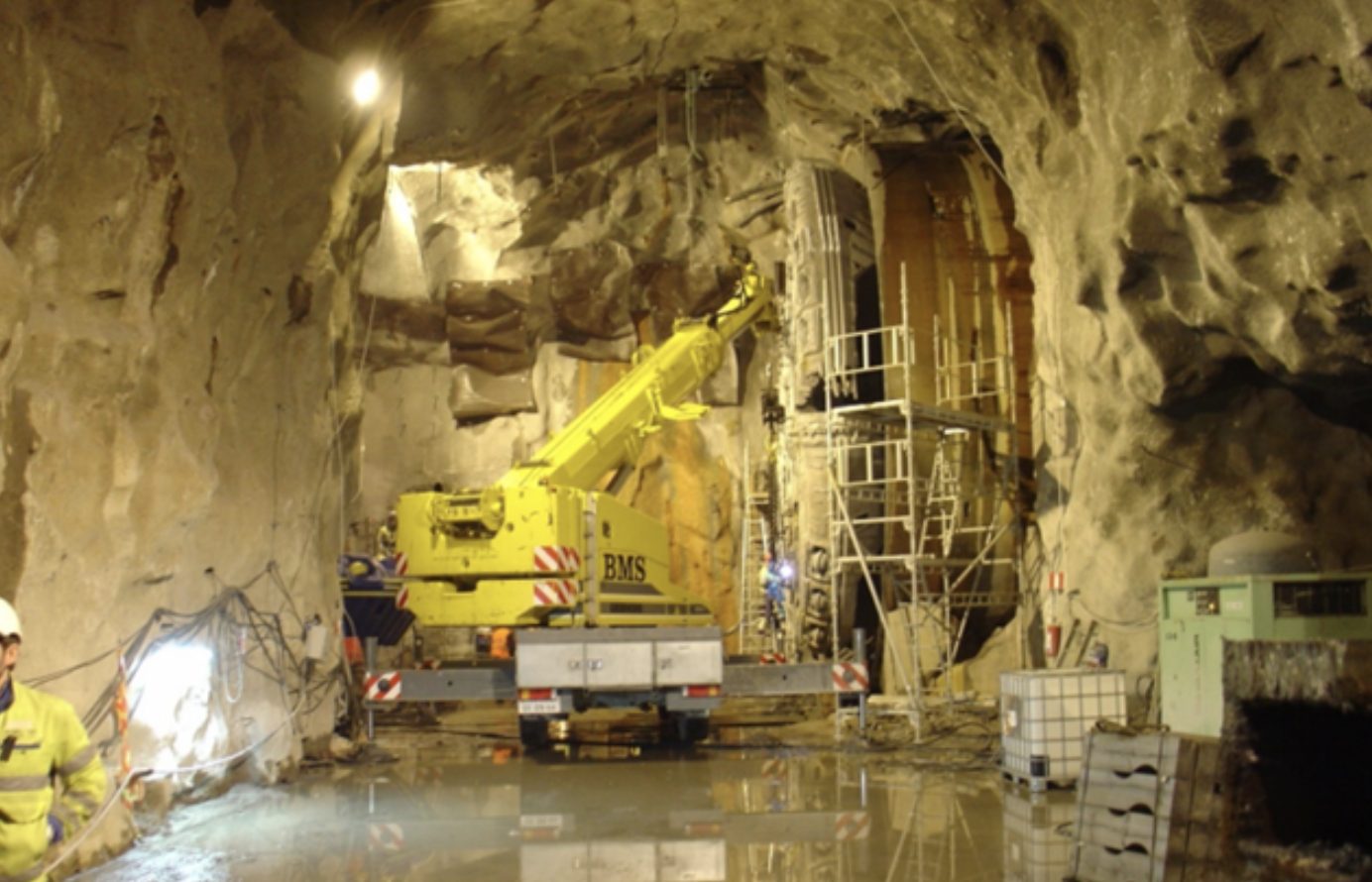 Mobilkran arbejder i tunnel under udskiftning af borskærehoved på tunnelboremaskine