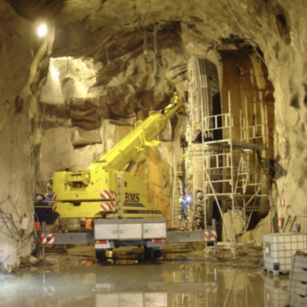 Mobilkran arbejder i tunnel under udskiftning af borskærehoved på tunnelboremaskine