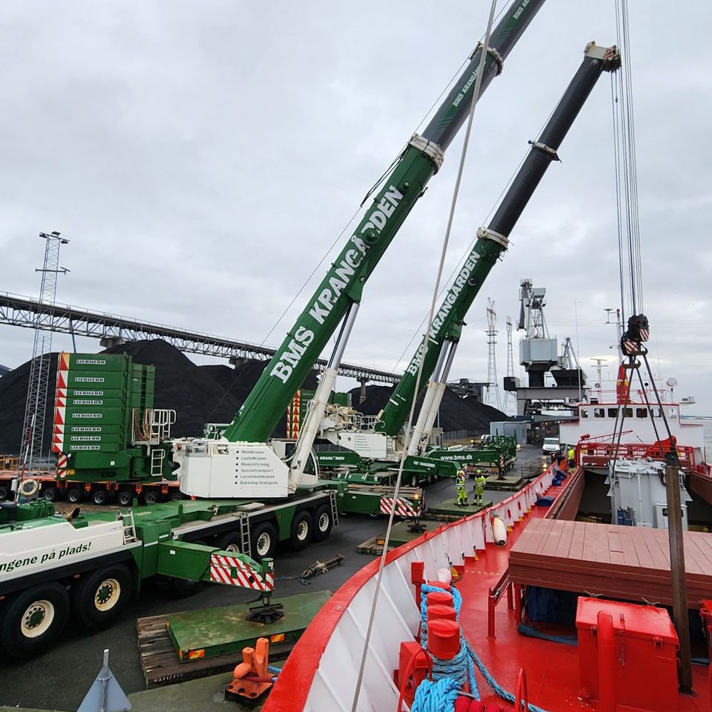 To BMS-mobilkraner løfter transformere ved Aalborg Forsyning