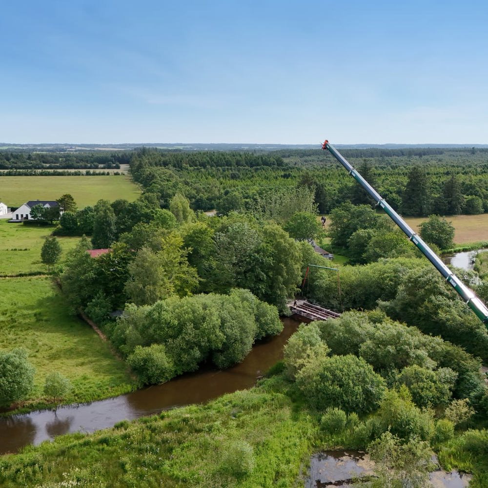 BMS mobilkran ved Gelsbro under renovering i naturfredet område
