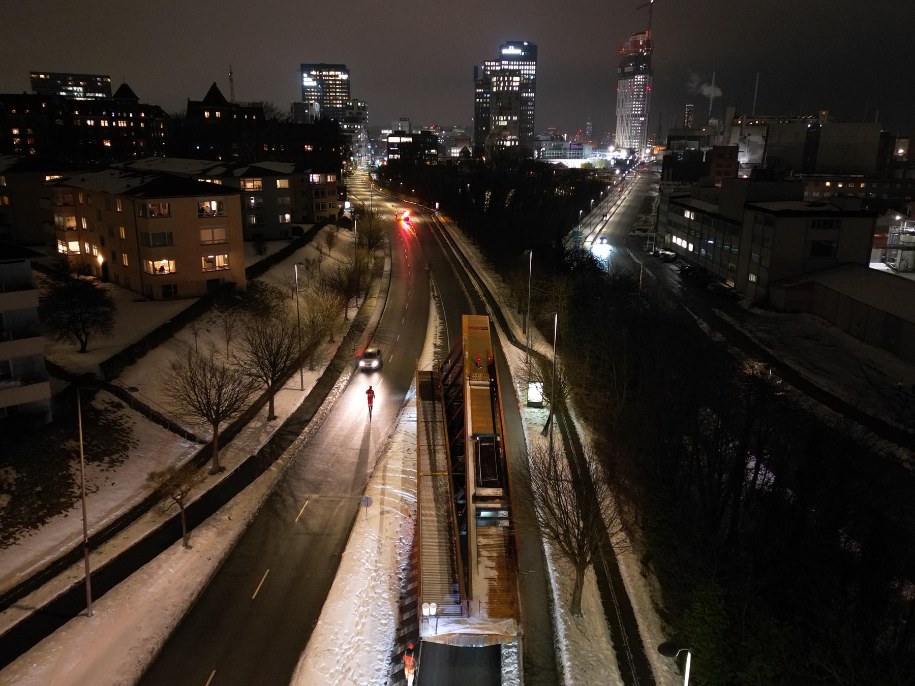 Brosektion på SPMT transporteres gennem Aarhus om natten