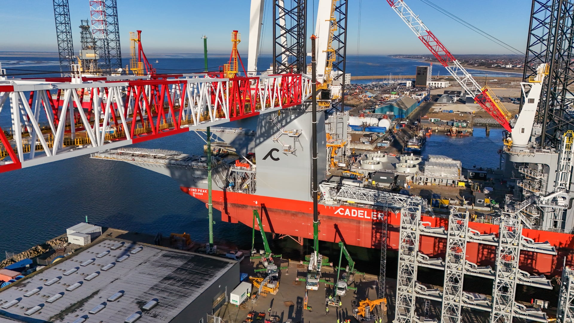 BMS kraner ved fartøjet WIND PEAK i Esbjerg Havn