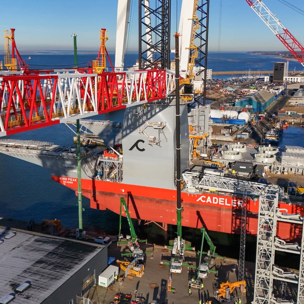 BMS kraner ved fartøjet WIND PEAK i Esbjerg Havn