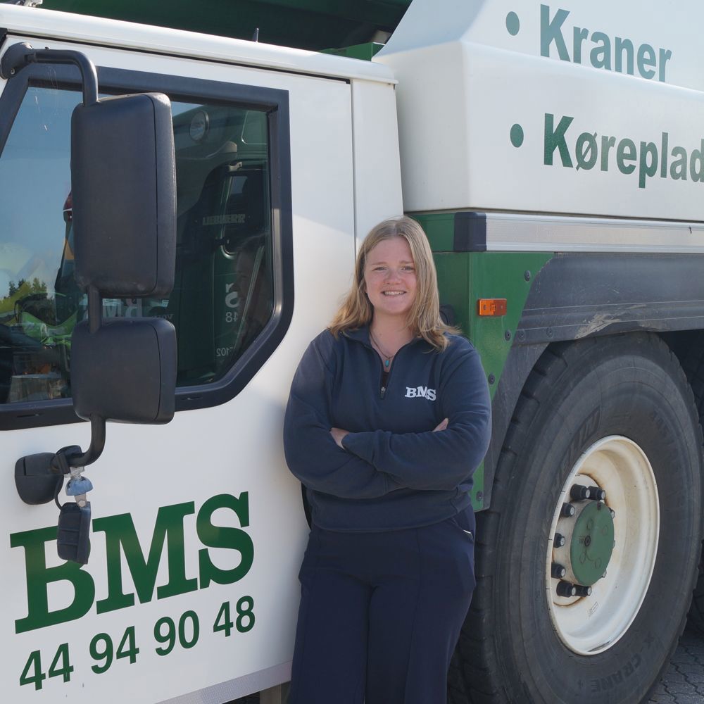 Matilde Bøgh Schubert står ved en BMS-lastbil med kranudstyr