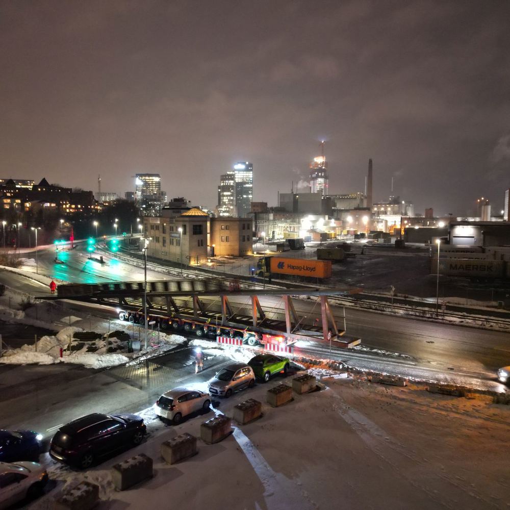 SPMT transporterer brosektion gennem Aarhus ved Kulbroen om natten